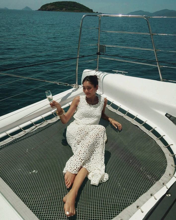 Thảo Nhi Lê chia sẻ trên VOV, cô không phải là "rich kid". "Tôi là một cô gái đi lên từ hai bàn tay trắng. Tôi cũng phải lao động, làm việc như rất nhiều người bình thường khác để có được như ngày hôm nay", cô nói. Ảnh: FB Thảo Nhi Lê.