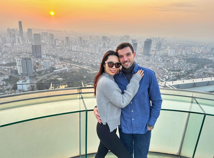 Chồng siêu mẫu Hà Anh thích ăn bánh chưng rán, nem và thích thú khi vẫn được ‘mừng tuổi’. Ảnh: FB Hà Anh.