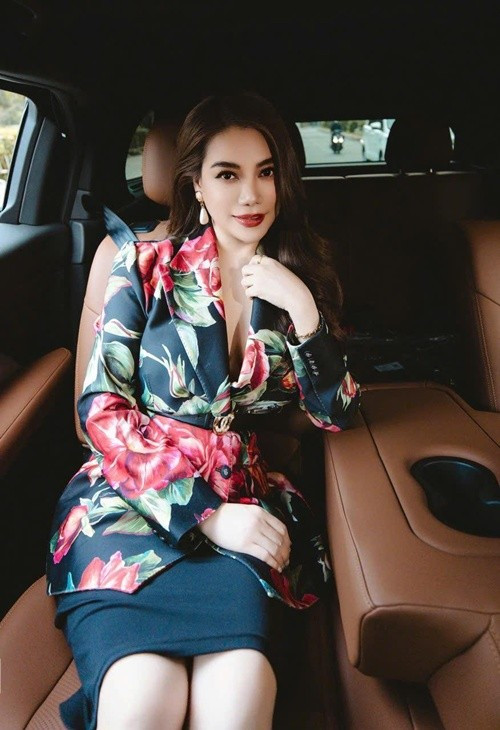 Trương Ngọc Ánh thường xuyên di chuyển bằng xe hơi sang trọng. Ảnh: FB Trương Ngọc Ánh.