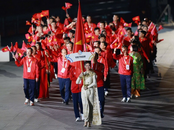 Với vai trò người cầm biển dẫn đoàn thể thao Việt Nam trong lễ khai mạc SEA Games 33, Á hậu Nicha Poonpoka nhận được sự quan tâm của nhiều khán giả. Ảnh: Người Đưa Tin.