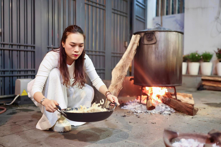 Nữ ca sĩ từng chia sẻ đầy cảm xúc: “Chiều cuối năm không khí lúc nào cũng thật thích. Một năm nhiều cảm xúc, vui vẻ và tràn đầy sự biết ơn. Tết vui vẻ nhé mọi người.”