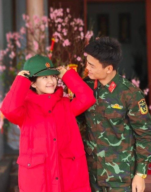 Nữ ca sĩ cho biết cô không đặt nặng chuyện vật chất. “Em không chọn người giàu có. Em không thiếu gì, em chỉ cần bình yên, một người đủ niềm tin, đủ bao dung và hạnh phúc khi thấy em tỏa sáng, đồng thời yêu thương Bo”, cô chia sẻ.