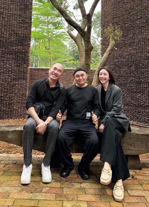 Tháng 4/2025, khi đến thăm nghệ sĩ Xuân Hinh, Thu Trang nhắn nhủ đến bố chồng màn ảnh: “Chúc mừng sinh nhật bố Xuân Hinh. Chúc bố nhiều sức khỏe và luôn tỏa sáng nhé bố”. Ảnh: VOV.