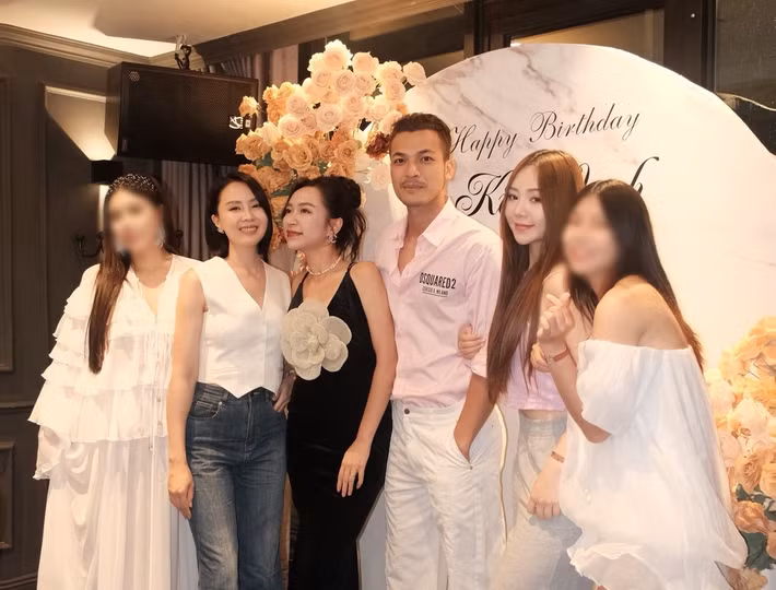 Vũ Tuấn Việt chuẩn bị bữa tiệc sinh nhật dành cho Kim Oanh (thứ ba bên trái). "Cảm ơn chồng tôi đã tổ chức buổi sinh nhật ngày hôm nay, sáng sớm mua hoa tặng tôi ...Còn mua cả bánh sinh nhật cho tôi nữa", Kim Oanh chia sẻ. Ảnh: FB Kim Oanh.