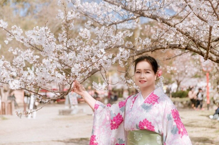 Nụ cười hiền hậu, ánh mắt ấm áp giúp diện mạo của mẹ ruột Mai Thu Huyền dễ tạo thiện cảm với người đối diện. Ảnh: Phụ Nữ Thủ Đô.