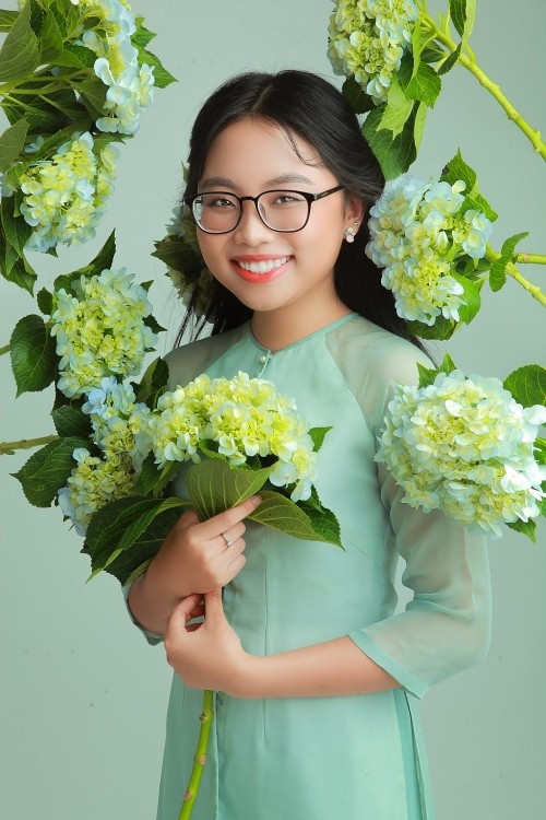 Phương Mỹ Chi tự tham gia sản xuất từ âm nhạc tới hình ảnh cho MV 16 xuân trăng. Quang Lê lúc đó không hỗ trợ vì công việc riêng bận rộn. Bản thân Phương Mỹ Chi nghĩ rằng sức mình có thể làm được thì bản thân cố gắng tự làm, không nên ỷ lại hay ngồi đấy chờ đợi. Ảnh: Thế Giới Điện Ảnh.