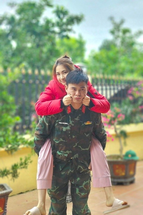 Về phía mình, Văn Cương cũng dành lời tình cảm cho Hòa Minzy: “Cảm ơn em vì tất cả. Anh và gia đình rất hạnh phúc khi có em bên cạnh. Anh sẽ cố gắng phấn đấu vì tương lai của chúng ta và các con. Anh yêu em, vợ ơi!”. Ảnh: FB Văn Cương.