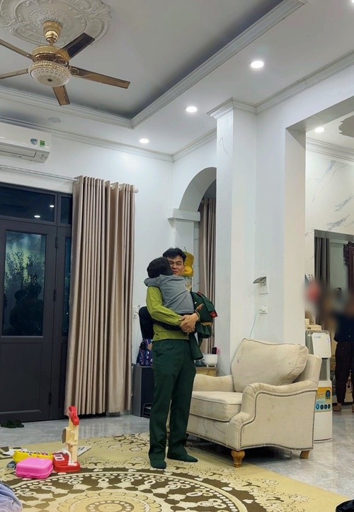 Trước đây, bé Bo từng gọi bạn trai của mẹ là “bác Cương”. Tuy nhiên, theo thời gian, khi cả hai trở nên thân thiết hơn, cậu nhóc chuyển sang gọi là “bố Cương”. Ảnh: FB Văn Cương.