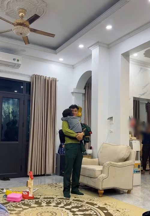 Trước đây, bé Bo từng gọi bạn trai của mẹ là “bác Cương”. Tuy nhiên, theo thời gian, khi cả hai trở nên thân thiết hơn, cậu nhóc chuyển sang gọi là “bố Cương”. Ảnh: FB Văn Cương.