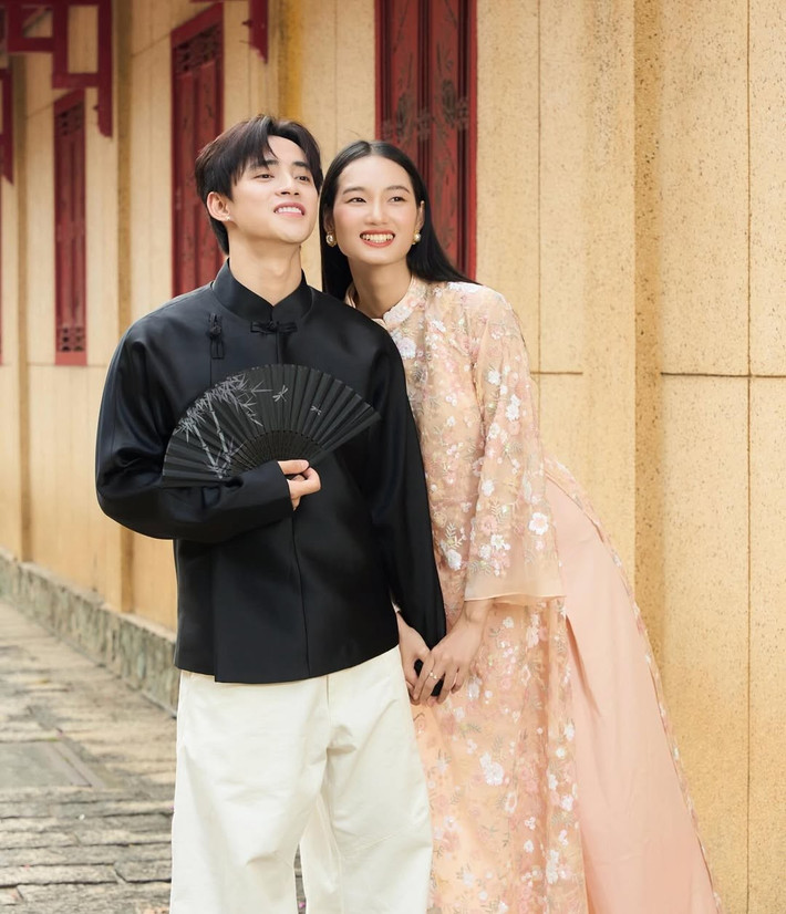 Quỳnh Anh cao 1m73 trong khi Neyun có chiều cao 1m63. Mới đây, khi chụp bộ ảnh áo dài, nàng hậu khéo tạo dáng để tránh 'dìm hàng' bạn trai. Ảnh: Instagram Neyun.