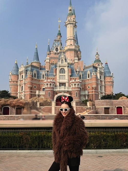 Người đẹp đến công viên Disney Land. "Có ai cứ mỗi lần đi Disney Land được gặp những nhân vật tuổi thơ mà khóc như tôi không? Lần nào tôi cũng khóc, nhưng mấy ai hiểu vì sao tôi như vậy, chỉ có đứa trẻ bên trong tôi mới biết mà thôi", Băng Di cho biết. Ảnh: FB Băng Di.