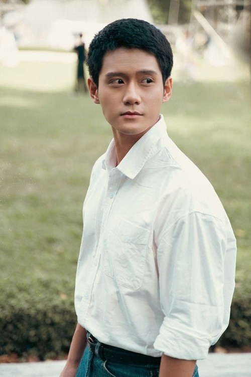 Trong cuộc phỏng vấn với Ellman, Đình Khang tiết lộ, anh có 10 năm theo học Taekwondo, bén duyên nghệ thuật khi được tiếp xúc với những người bạn ở trường nghệ thuật.