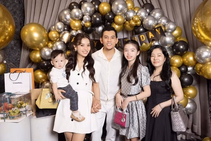"2 mẹ là người ở bên cạnh săn sóc và dạy dỗ Mia thường xuyên nhất. Trong tuần, có ngày con ở với bà nội Thái (mẹ của chồng cũ - PV), có ngày ở với bà nội Mai (mẹ của Lý Bình và là người mẹ chồng hiện tại - PV)", Phương Trinh Jolie chia sẻ. Ảnh: FB Lý Bình.