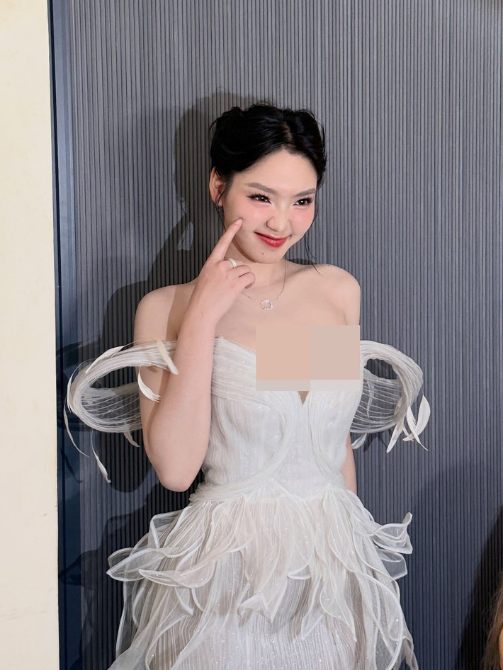 Trước Nhà ba tôi một phòng, Đoàn Minh Anh gây chú ý khi đóng phim điện ảnh Thám tử Kiên: Kỳ án không đầu. Theo VOV, lần đầu đảm nhận vai dài hơi trên màn ảnh rộng, Đoàn Minh Anh chịu áp lực lớn, từng bật khóc trên phim trường vì chưa hoàn thành tốt cảnh quay.