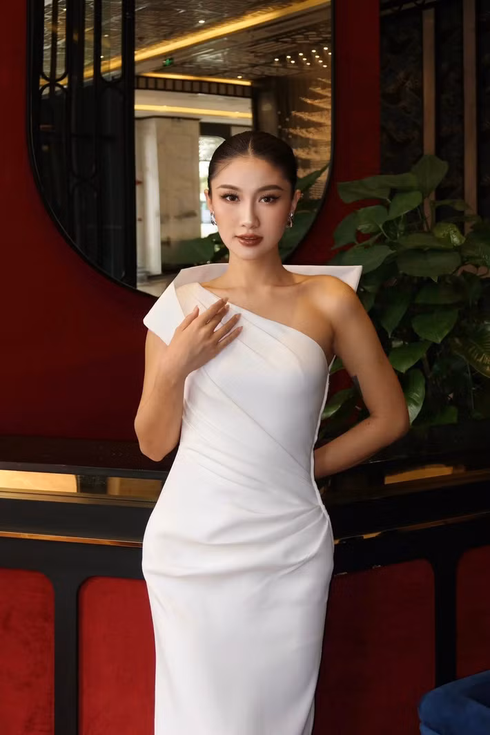 Phương Linh gây ấn tượng gu thời trang tinh tế. Cô lúc ăn mặc năng động, khi chọn trang phục gợi cảm. Ảnh: FB Phương Linh.