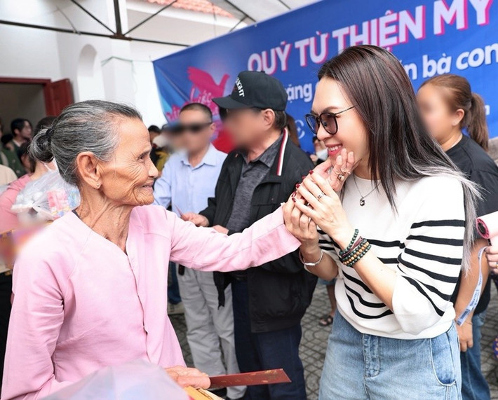 Ở một số khoảnh khắc, Mỹ Tâm nắm tay các cụ cao tuổi, khẽ cúi người trò chuyện, thể hiện sự quan tâm và tôn trọng. Ảnh: FB Mỹ Tâm.