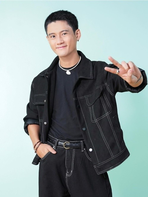 "Chỉ cần nghĩ đến việc được đứng trên màn ảnh, được sống nhiều cuộc đời khác nhau, được hóa thân vào những số phận, tôi đã cảm thấy một sự thôi thúc mạnh mẽ", anh nói.