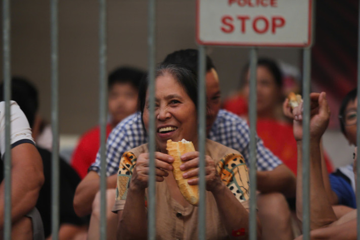 Bữa tối rất ngon miệng dù chí có bánh mì, mì tôm.