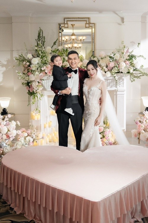 Cô tâm sự: "Vợ chồng mình luôn tự nói với nhau rằng " mình là chưa đủ tốt với những gì cha mẹ hai bên dành cho mình" ...Tụi mình dành nhiều thời gian cho công việc, mải mê với cuộc đời mà có khi cũng quên đi mình vẫn là con bé nhỏ của cha mẹ, quên đi những cái ôm ấm áp dành cho cha mẹ, quên đi những lời yêu thương dành cho cha mẹ và cần lắm những giây phút gia đình quây quần bên nhau". Ảnh: FB Hồ Quỳnh Hương.