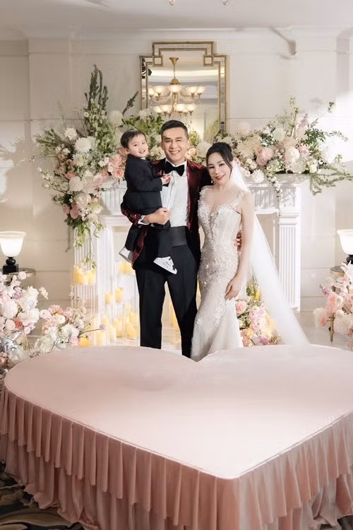 Cô tâm sự: "Vợ chồng mình luôn tự nói với nhau rằng " mình là chưa đủ tốt với những gì cha mẹ hai bên dành cho mình" ...Tụi mình dành nhiều thời gian cho công việc, mải mê với cuộc đời mà có khi cũng quên đi mình vẫn là con bé nhỏ của cha mẹ, quên đi những cái ôm ấm áp dành cho cha mẹ, quên đi những lời yêu thương dành cho cha mẹ và cần lắm những giây phút gia đình quây quần bên nhau". Ảnh: FB Hồ Quỳnh Hương.