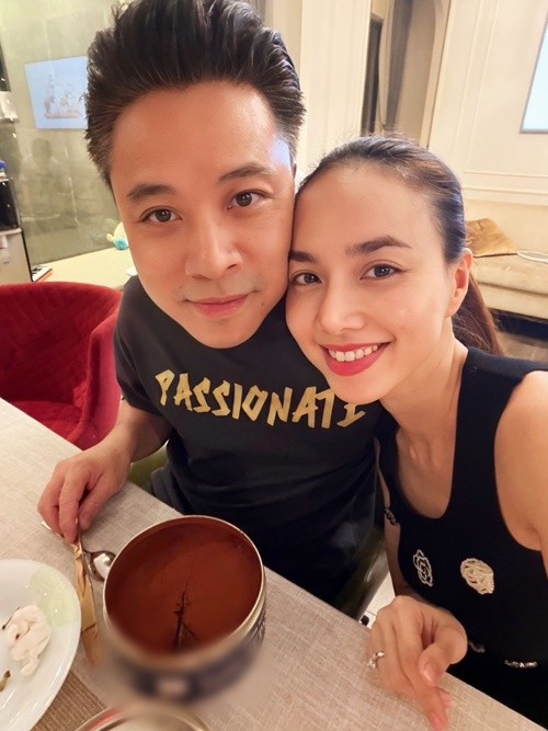 Vào những dịp đặc biệt, Đinh Ngọc Diệp thường dành cho chồng những lời nhắn đầy tình cảm. Trong sinh nhật lần thứ 50 của Victor Vũ, cô viết: “Nửa thế kỷ không chỉ là một con số, mà là hành trình anh đã đi qua với đam mê, kiên trì và trái tim luôn hướng về gia đình. Happy birthday chồng yêu”.