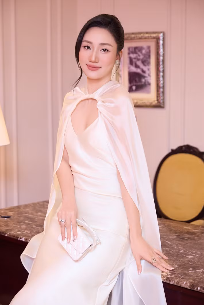 Dù đã là mẹ, Trà My vẫn giữ được hình thể thon gọn, tự tin diện các thiết kế ôm sát hoặc cắt xẻ tinh tế.