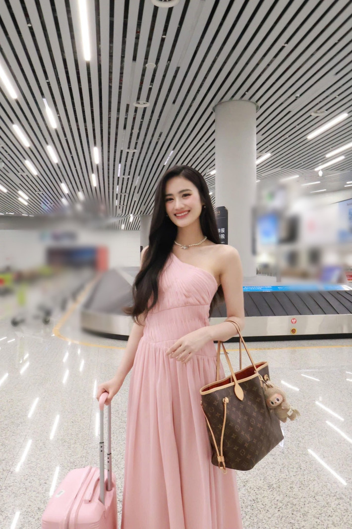 Ý Nhi làm việc đến 24 giờ mỗi tuần. Sau khi trừ đi chi phí sinh hoạt, mỗi tháng người đẹp dành dụm được khoảng 30 triệu đồng Việt.