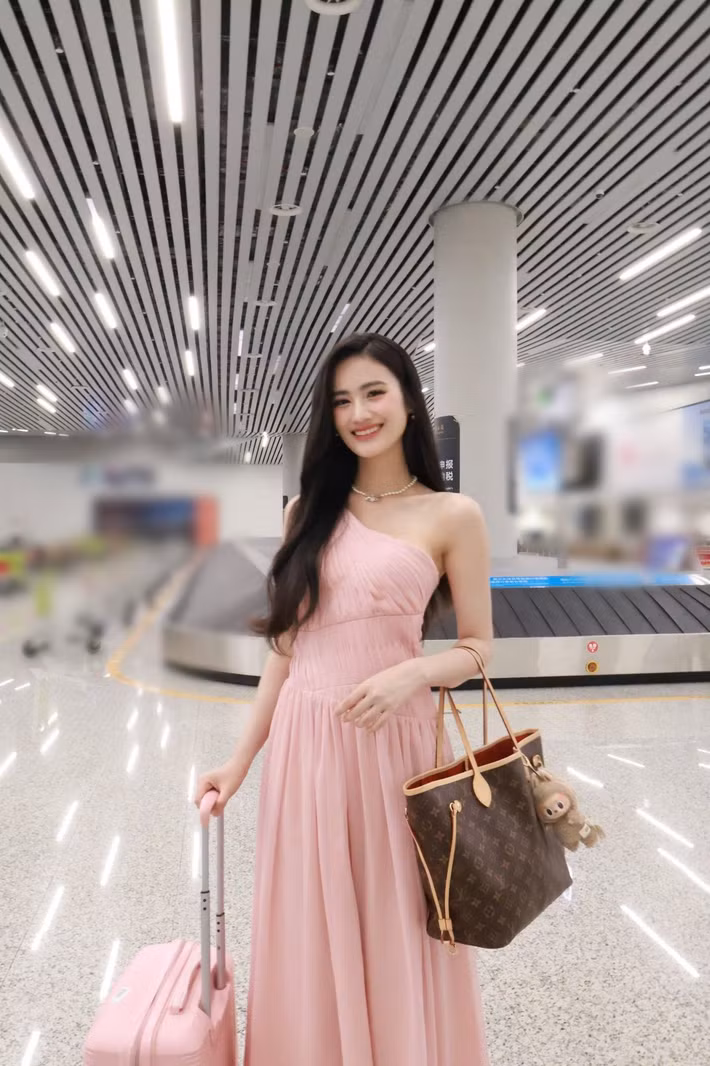 Ý Nhi làm việc đến 24 giờ mỗi tuần. Sau khi trừ đi chi phí sinh hoạt, mỗi tháng người đẹp dành dụm được khoảng 30 triệu đồng Việt.