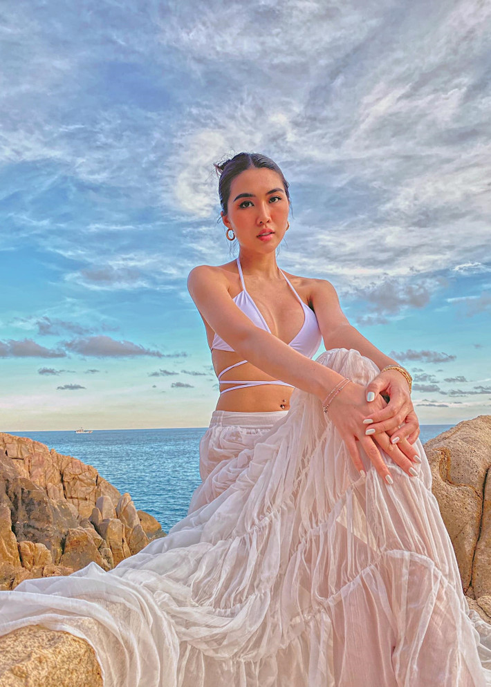 Người đẹp sinh năm 1994 không ngại mặc mốt hở nội y. Ảnh: FB Tường Linh.