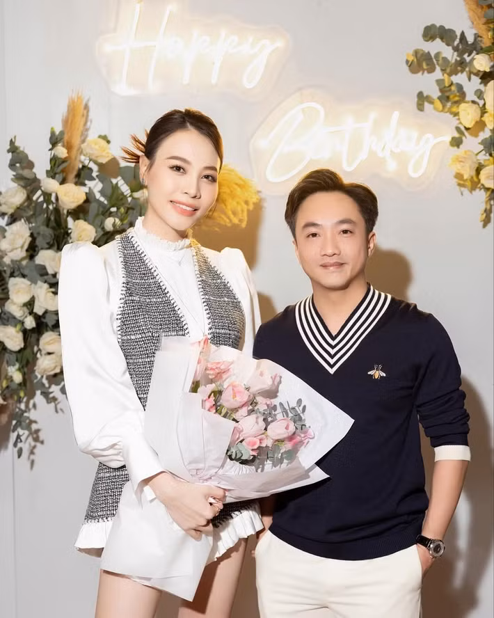 Sở hữu vóc dáng thon gọn, gương mặt xinh đẹp, Đàm Thu Trang có lợi thế khi mới bước chân vào showbiz. Năm 2014, nữ người mẫu rời showbiz. Năm 2019, cô lên xe hoa.