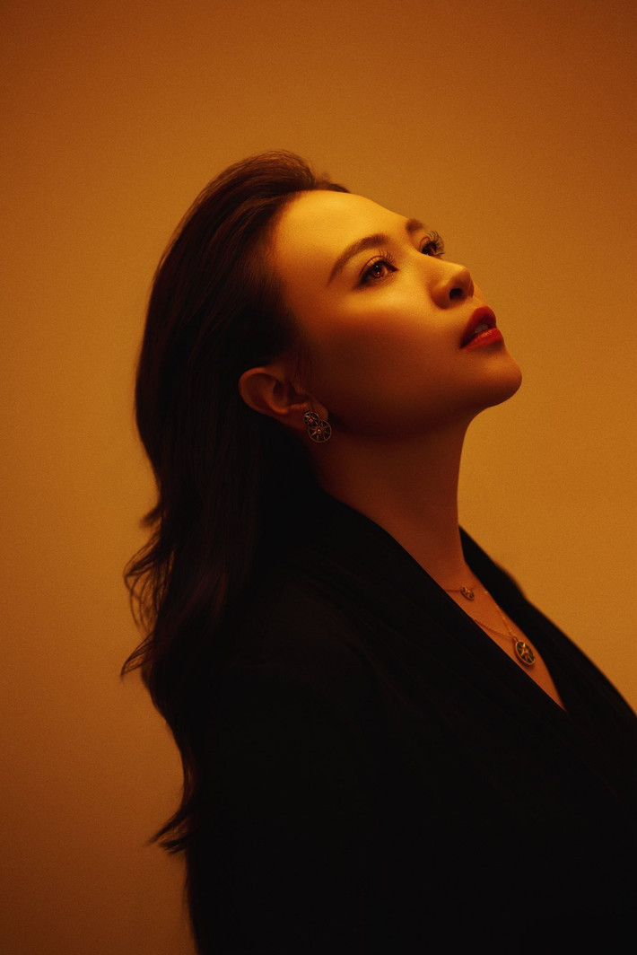 Ở Đàm Thu Trang toát lên phong cách của một nữ tổng tài. Cô ưu tiên trang phục tối giản, chất liệu cao cấp và gam màu trung tính, thể hiện vẻ ngoài sang trọng của một nữ doanh nhân, chuẩn nàng dâu hào môn.