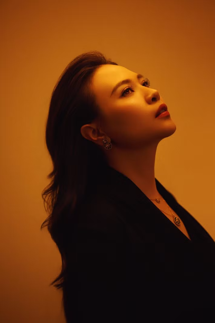 Ở Đàm Thu Trang toát lên phong cách của một nữ tổng tài. Cô ưu tiên trang phục tối giản, chất liệu cao cấp và gam màu trung tính, thể hiện vẻ ngoài sang trọng của một nữ doanh nhân, chuẩn nàng dâu hào môn.