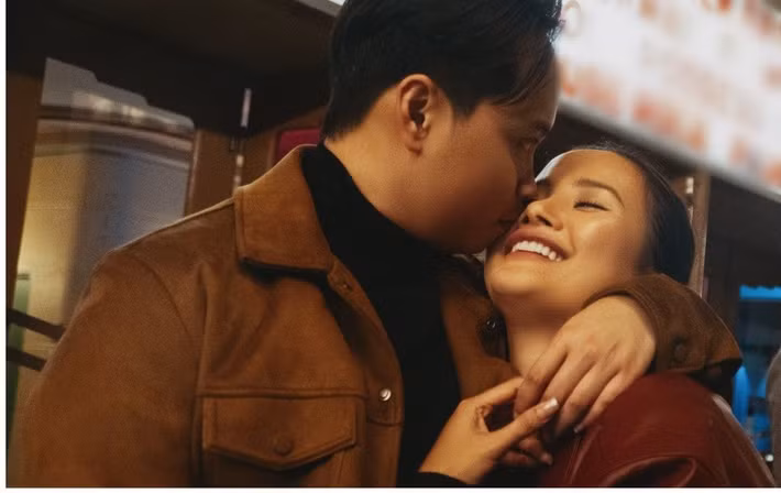 Theo Znews, cuối tháng 11/2025, Hương Ly bí mật tổ chức lễ ăn hỏi. Đám cưới nàng hậu sẽ diễn ra vào ngày 6/12 tại Hà Nội. Ngày vui của á hậu sẽ bắt đầu từ 17h30. Đến 19h là tiệc tối, sau đó, cô dâu, chú rể cùng nhảy múa, chơi trò chơi với khách mời.