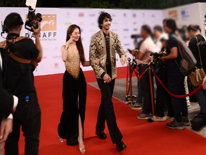 Nữ diễn viên khoác tay người tình màn ảnh Ấn Độ trên thảm đỏ. Ảnh: FB Khả Ngân.