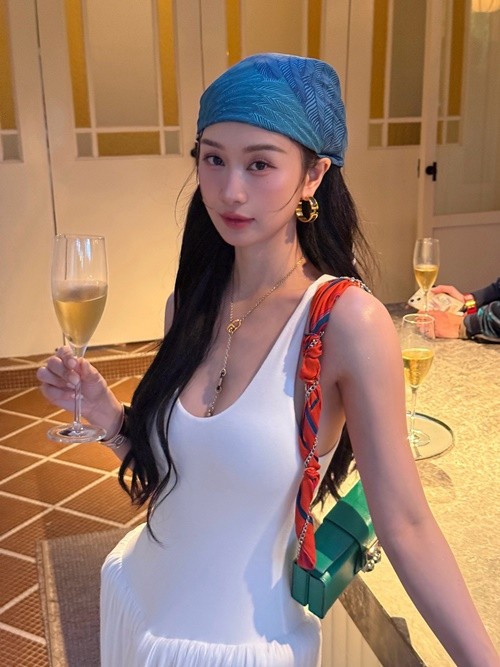 Nữ diễn viên sinh năm 1995 diện váy áo trễ nải khoe khuôn ngực căng đầy. Ảnh: FB Jun Vũ.