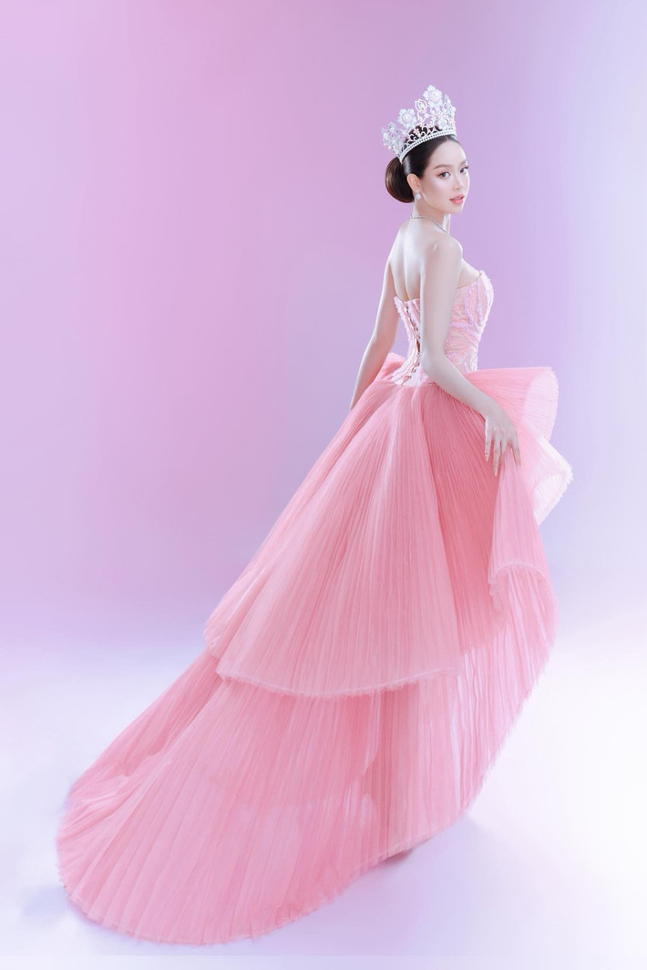 Mỹ nhân Việt tiết lộ, trong ngày cuối nhiệm kỳ, cô sẽ diện thiết kế có tên Seigaiha Bloom. Theo Tiền Phong, trang phục lấy cảm hứng từ họa tiết sóng Seigaiha kinh điển của danh họa Hokusai - biểu tượng của sự bền bỉ, trường tồn và vẻ đẹp tinh tế trong văn hóa Nhật Bản. Ảnh: FB Thanh Thủy.