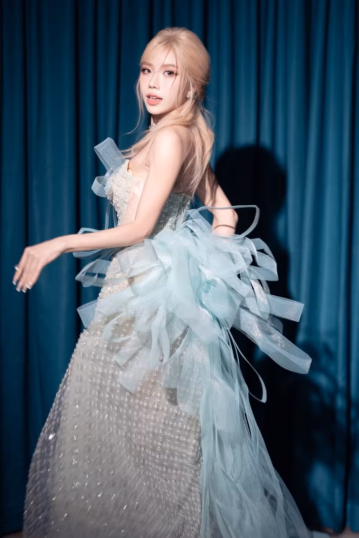 Trang Pháp quyết định xóa nốt ruồi duyên bên trái năm 2015. Ảnh: FB Trang Pháp.