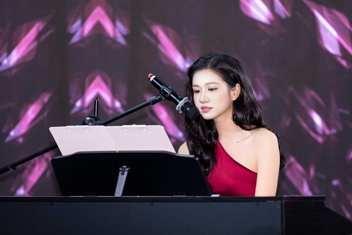 Người đẹp gây chú ý khi thể hiện khả năng ca hát và chơi nhạc cụ trong phần thi tài năng, cho thấy sự đa dạng trong hình ảnh. Ảnh: FB Mai Uyên Nhi.