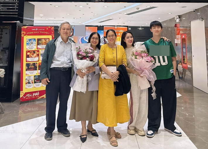 Lê Phương nhận được sự cổ vũ đặc biệt từ mẹ chồng (váy vàng), bố mẹ đẻ, chồng và con trai khi diễn kịch.