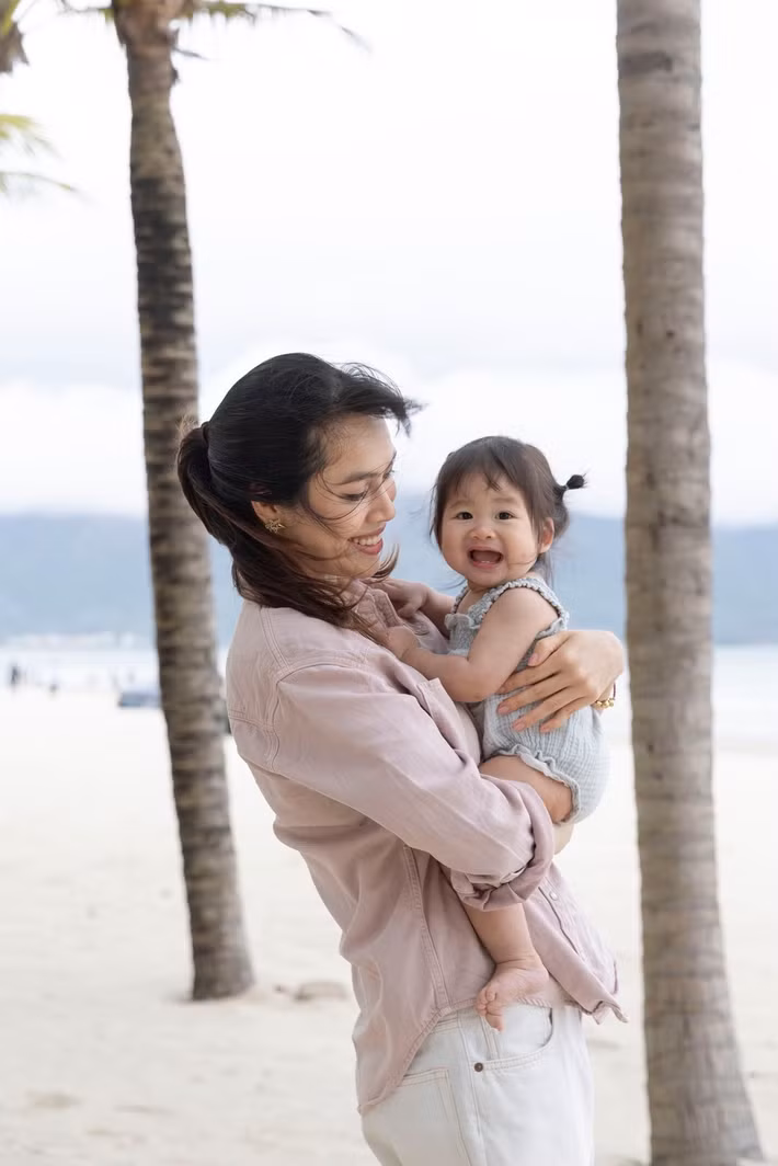 Nàng hậu cho biết, con gái sống tình cảm. "Ayla được gần 19 tháng rồi, biết lấy nón, lấy giày cho mẹ mỗi khi hai mẹ con ra đường. Thấy xu rơi ở đâu cũng lụm đưa cho mẹ. Mới tí tuổi mà biết giúp mẹ làm giàu rồi. Vài bữa biết đếm mẹ cho làm thủ quỹ nhé", Hoàng My viết.