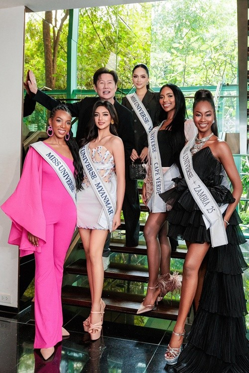 Xuất hiện trước truyền thông quốc tế, Hương Giang tự tin trả lời phỏng vấn. Năm nay, cuộc thi Miss Universe diễn ra tại Thái Lan. Chung kết Miss Universe 2025 dự kiến được tổ chức vào ngày 21/11. Ảnh: FB Hương Giang.