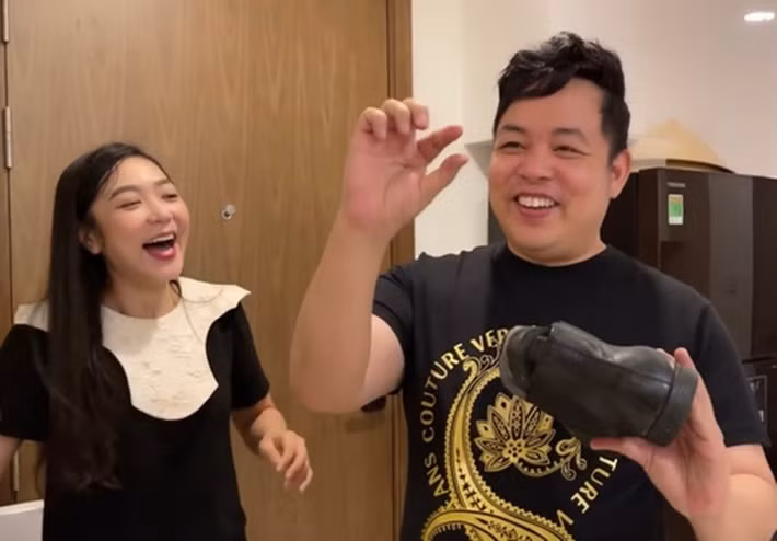 Dân Việt dẫn lời Quang Lê: “Tôi mua đôi giày này về phải đem ra tiệm để họ làm miếng lót cao bên trong để lên sân khấu nhìn trông được được một chút. Người ta còn đi lót độn giày gấp đôi tôi chứ tôi đã là gì. Tôi tiết lộ luôn cho khán giả biết, Đan Nguyên lên sân khấu còn đi cái gót giày gấp đôi, gấp ba gót giày này, độn cao vút lên”. Ảnh: Dân Việt.