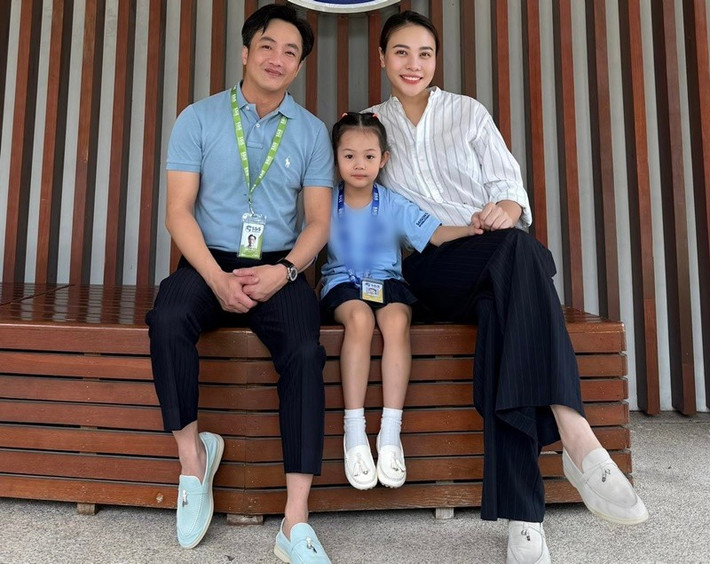 Đàm Thu Trang sử dụng trang phục, phụ kiện tối giản, sang trọng. Ảnh: FB Cường Đô la.