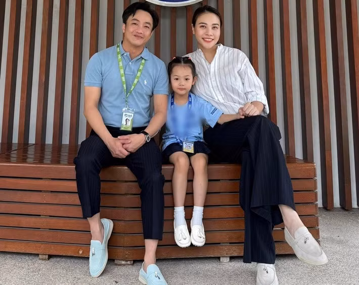 Đàm Thu Trang sử dụng trang phục, phụ kiện tối giản, sang trọng. Ảnh: FB Cường Đô la.