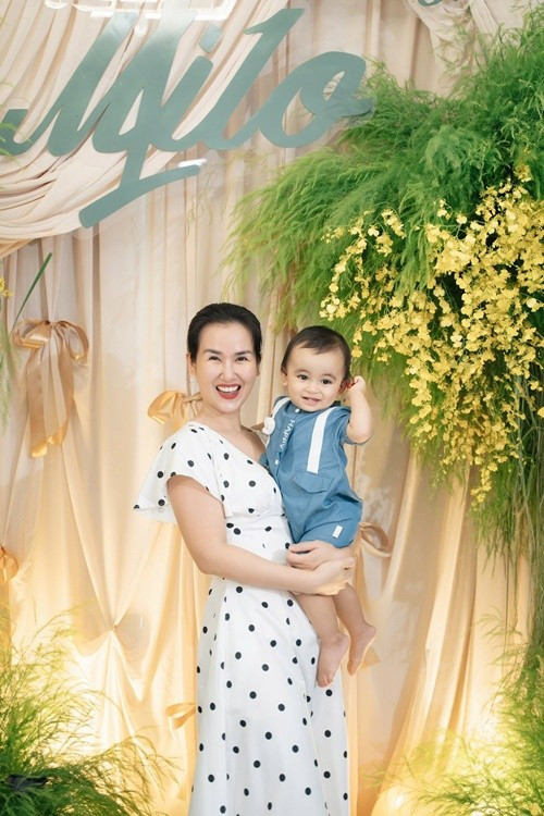 “Con và chị hai Moon lúc nào cũng mang đến niềm vui, sự ấm áp và năng lượng trong trẻo, sạc pin cho ba mẹ mỗi ngày”, cô chia sẻ.