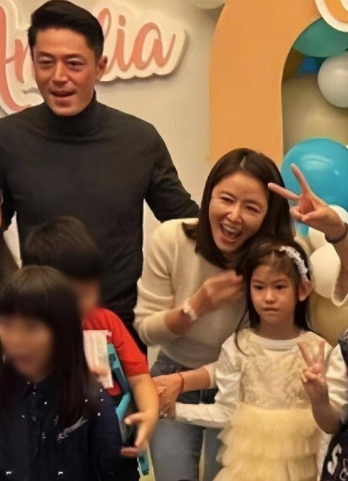 ""Sáng nay mới xảy ra, anh ấy có việc cần phải ra ngoài, khi chào tạm biệt, rõ ràng tôi và con gái ngồi cạnh nhau, thế mà anh ấy vượt qua tôi hôn con gái, rồi đi thẳng ra cửa luôn", Lâm Tâm Như cho hay. Ảnh: Đời Sống Pháp Luật.