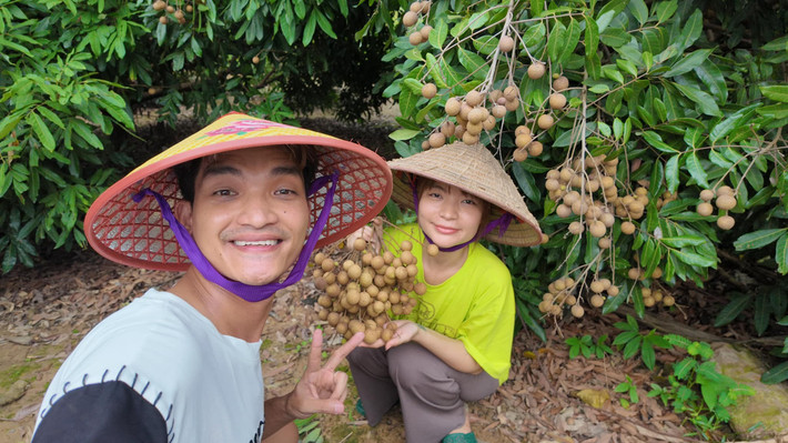 Sự mộc mạc, chân thành trong đời sống hôn nhân giúp tổ ấm của Mạc Văn Khoa nhận được nhiều thiện cảm từ khán giả, đúng với hình ảnh gần gũi mà anh theo đuổi suốt nhiều năm qua.