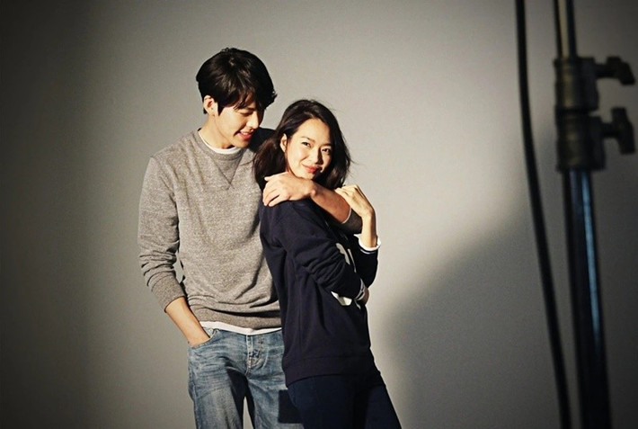 Theo Znews, Shin Min Ah - Kim Woo Bin sẽ tổ chức đám cưới riêng tư vào 20/12 tại Seoul (Hàn Quốc). Kim Woo Bin chia sẻ với người hâm mộ: “Tôi đã ở bên người bạn đời của mình thời gian dài và tôi sắp lập gia đình. Giờ đây, chúng tôi sẽ cùng nhau bước đi”. Ảnh: VOV.