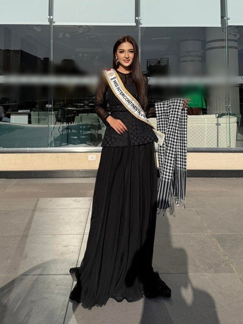 Tham gia một hoạt động thuộc cuộc thi Miss Intercontinental, Á hậu Thu Ngân diện trang phục tông đen, gồm áo dài chất liệu xuyên kết hợp cùng chân váy dài xếp ly mềm mại, tạo cảm giác thướt tha và nền nã. Ảnh: FB Thu Ngân.