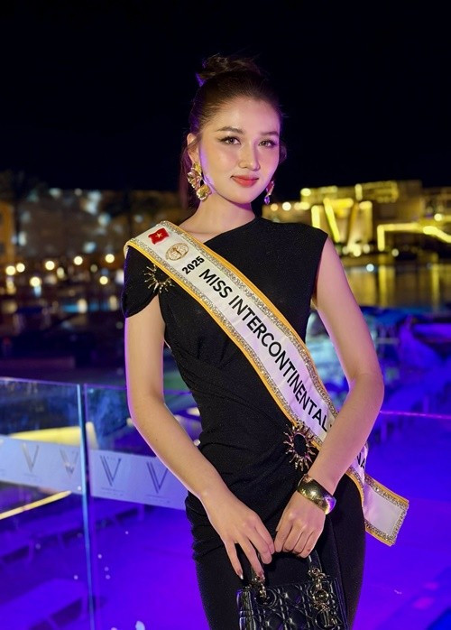 Trong một hoạt động khác, Thu Ngân tiếp tục diện trang phục tông màu đen kín đáo. Trang phục của đại diện Việt Nam tối giản nhưng tinh tế, giúp tôn lên vóc dáng thon gọn. Các chi tiết đính ánh kim hình mặt trời trên trang phục tạo điểm nhấn độc đáo, tăng vẻ thời thượng. Ảnh: FB Thu Ngân.